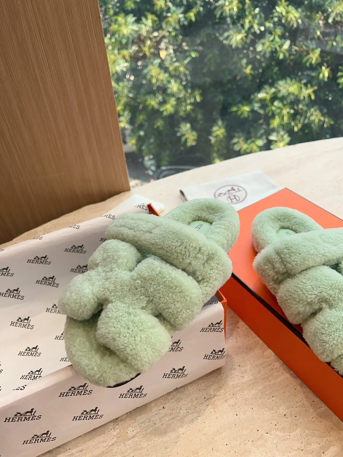 👟👟Ex-factory price 500👟👟 (Top version) Hermes Hermès Second Uncle Fur Slippers Can be made without standard: [Note: No standard needs to be customized] In 2024, the official website and Xiaohongshu will synchronize the latest color matching Hermès hot models, upgraded workmanship, high quality! Fashionable small wool H-slip autumn and winter style flat-soled wool mop. Fabric: Imported lamb's roll real wool. Lining: Imported lamb's roll real wool. Outsole: Genuine leather outsole. Size: 35-43, [Note: 41, 42, 43 customized]
